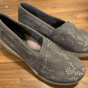 Cute Womens Gray & Pink 7w Bzees Flirty slip-on